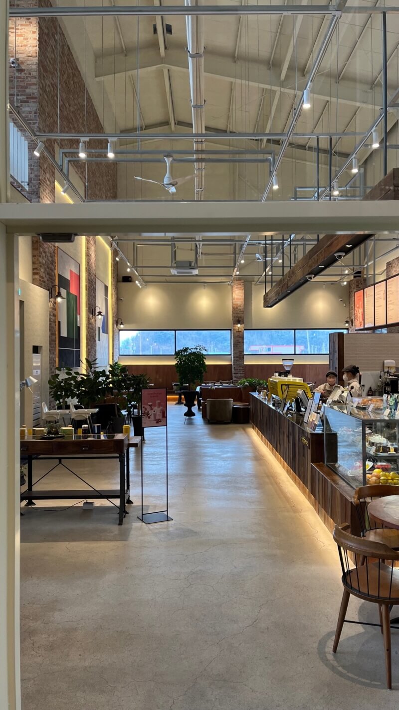 핸즈커피 남구미IC점 1층 내부 전경, 화장실쪽에서 찍은 사진