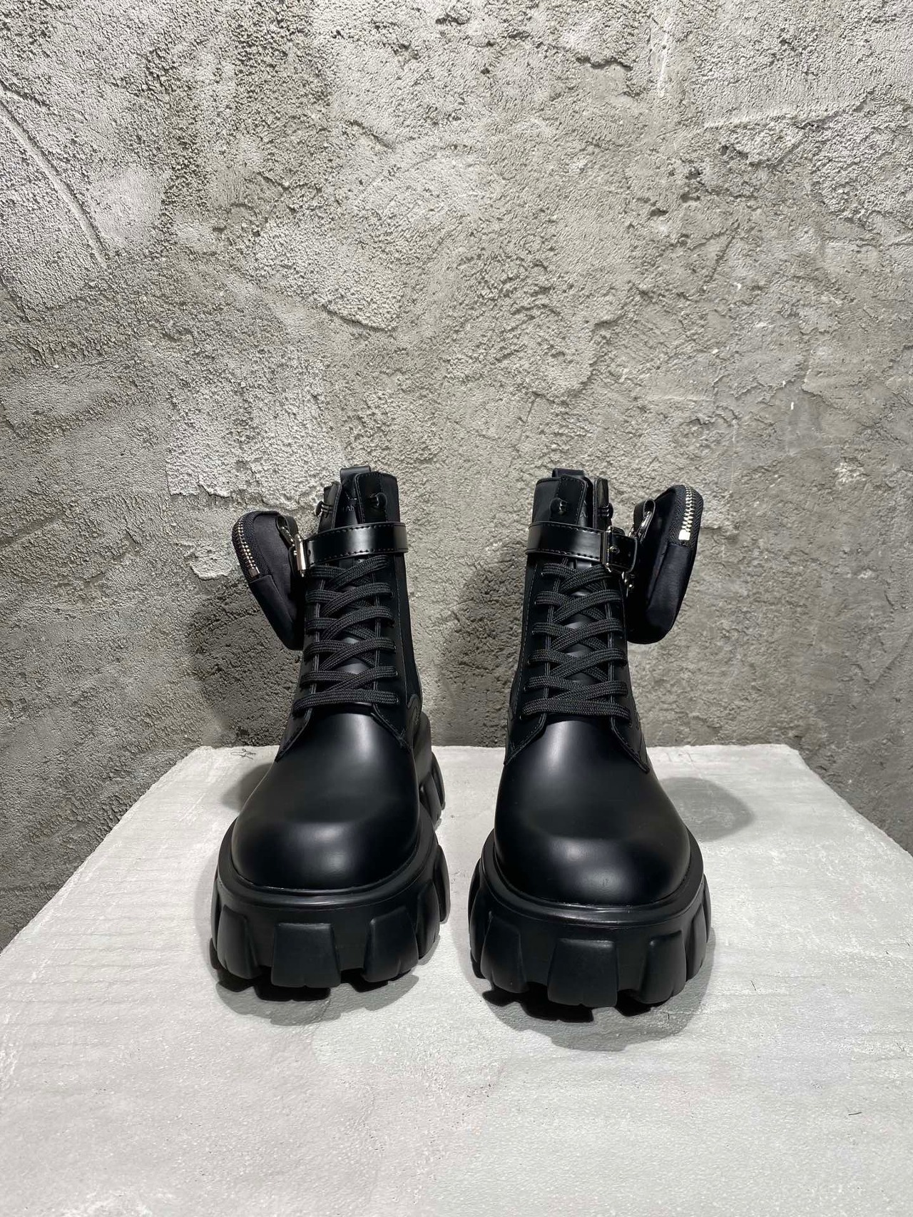  [PRADA] 프라다 브러시드 로이스 가죽 나일론 부츠 1T255M 3L09 F0002