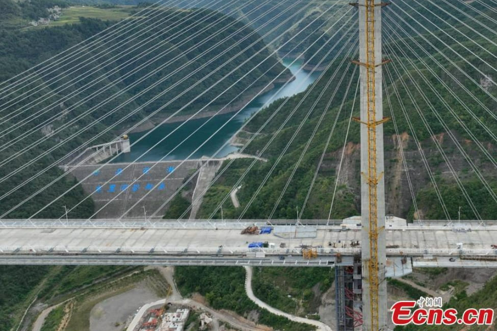 세계 최초 중국 알파인 협곡 경관 사장교(건설 중) VIDEO: World&#39;s first alpine canyon landscape cable-stayed bridge under construction in Guizhou