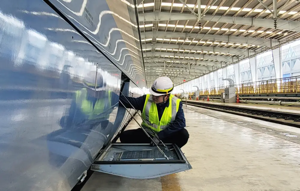 현대로템 관계자가 KTX-청룡 철도차량을 점검하는 모습