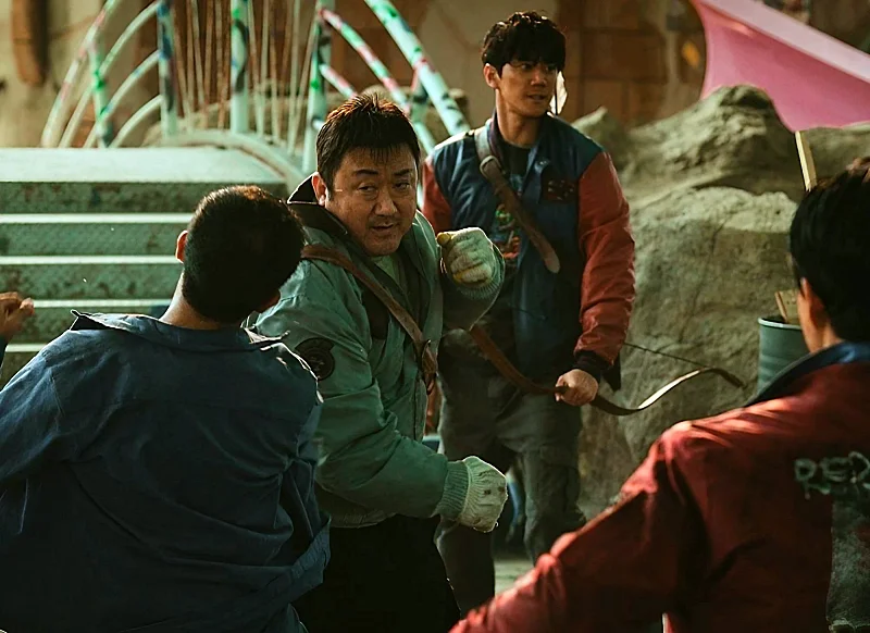 넷플릭스 영화 황야에서 격투를 벌이고 있는 마동석과 이준영
