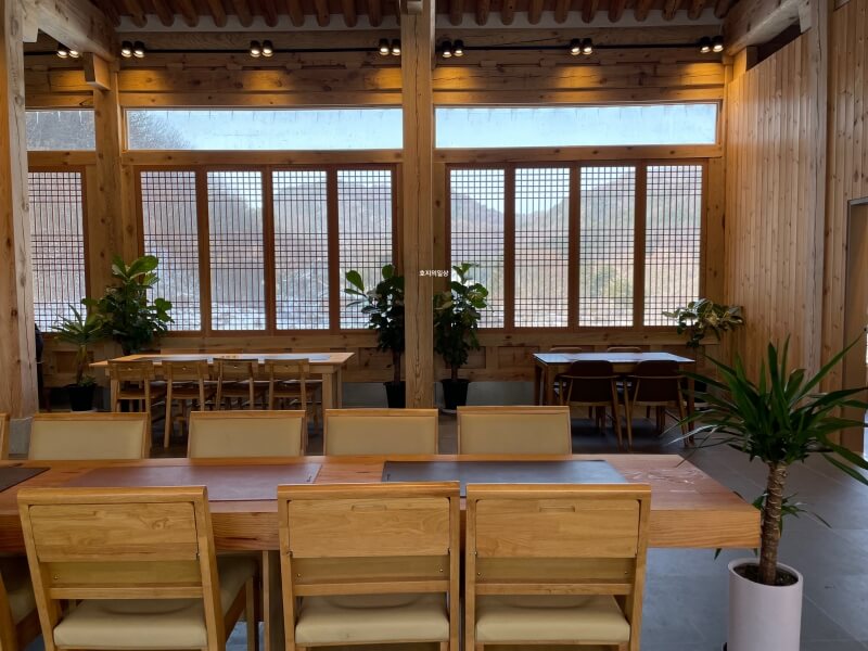 홍천 한옥 베이커리 카페 아나파우오 - 매장 홀좌석