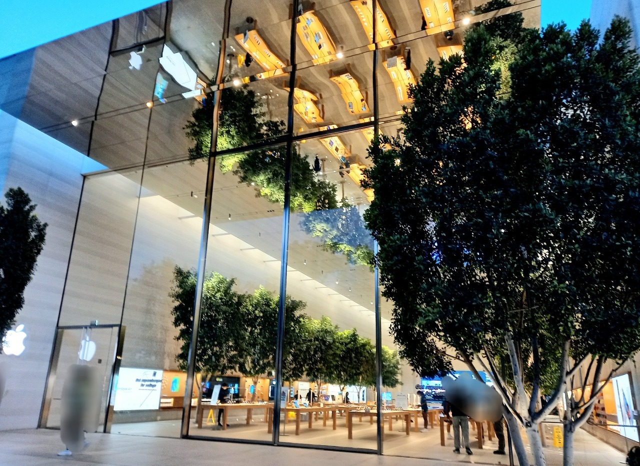 The Grove Mall_apple store