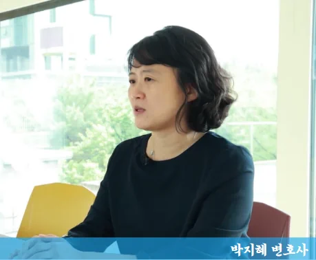 박지혜 변호사 사진&#44; 파마끼 있는 단발에 짙은색 원피스 복장