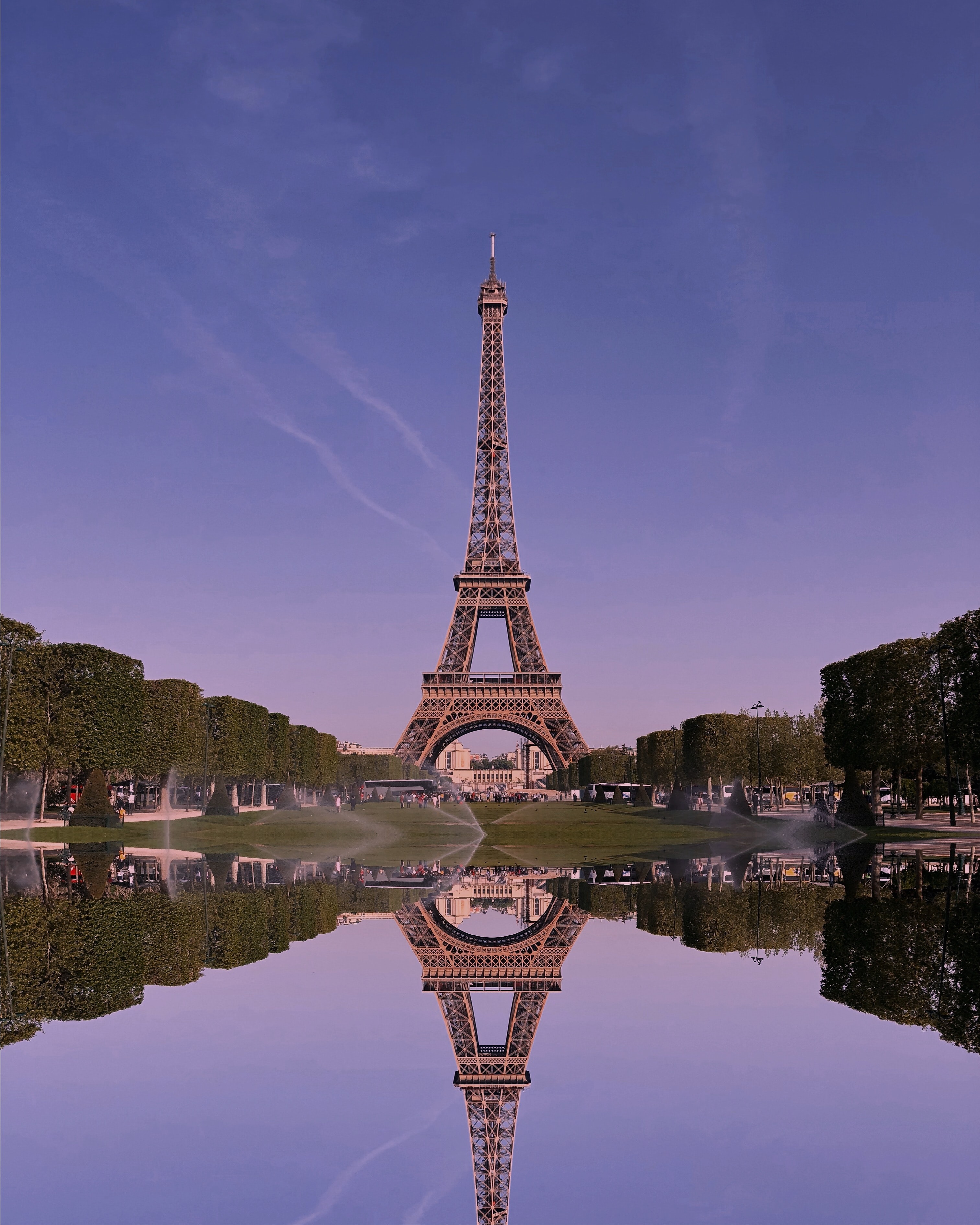 파리 에펠탑과 해질녘 하늘 모습