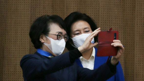 김진애후보와-박영선후보가-함께-셀카를-찍는-모습
