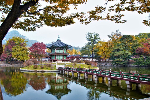 Gyeongbokgung-Palace-with-beautiful-scenery