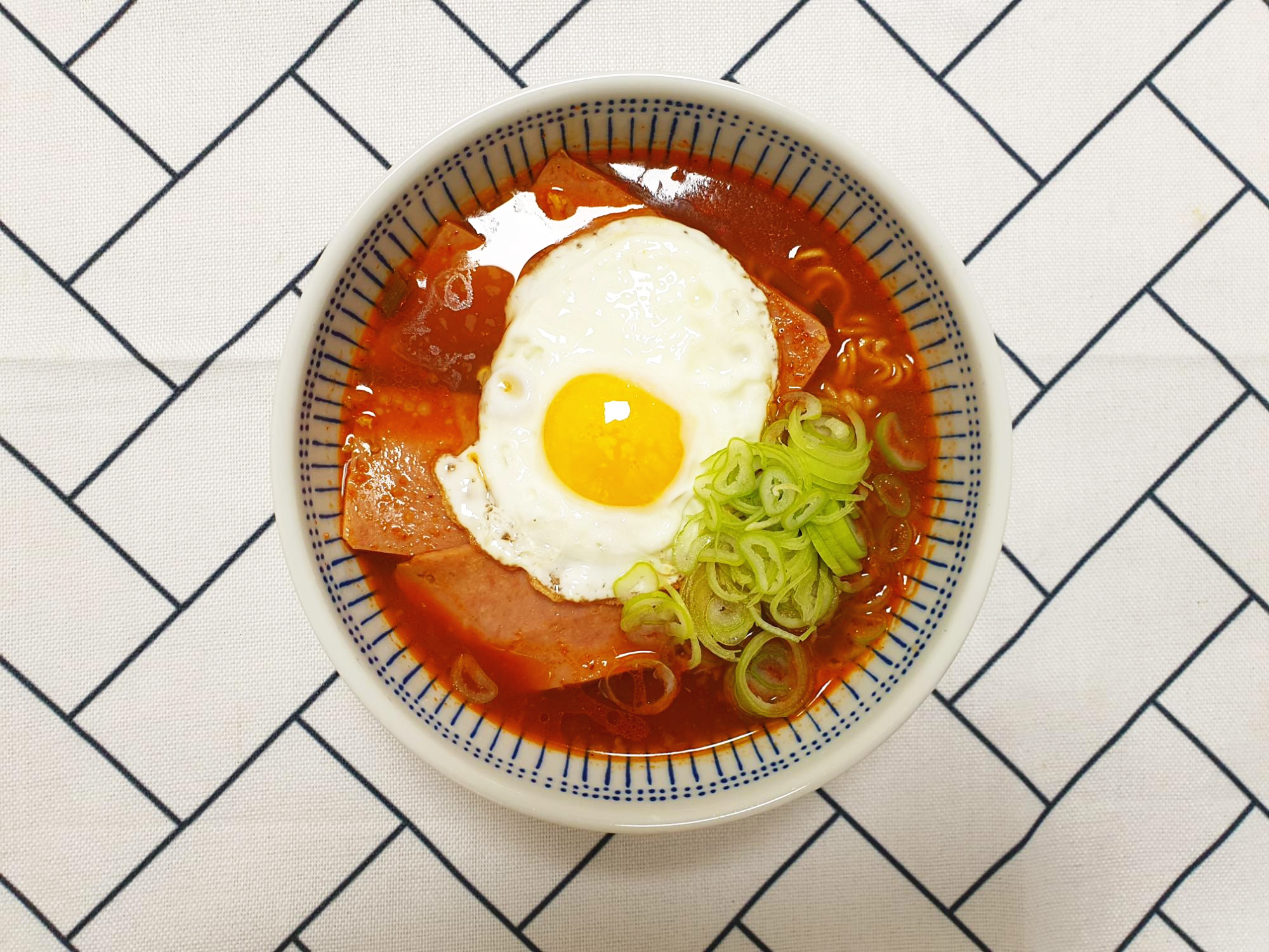  스팸라면 계란후라이로 간단하고 맛있게 만들기