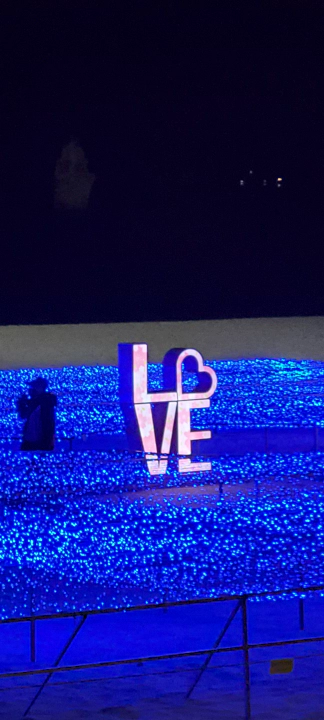 LOVE 사인 앞 사람들. 해운대 빛축제