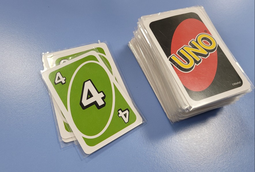 다음 사람은 초록색 카드를 내거나 숫자 4가 있는 빨강, 노랑, 파랑 색 카드를 낼 수 있습니다.