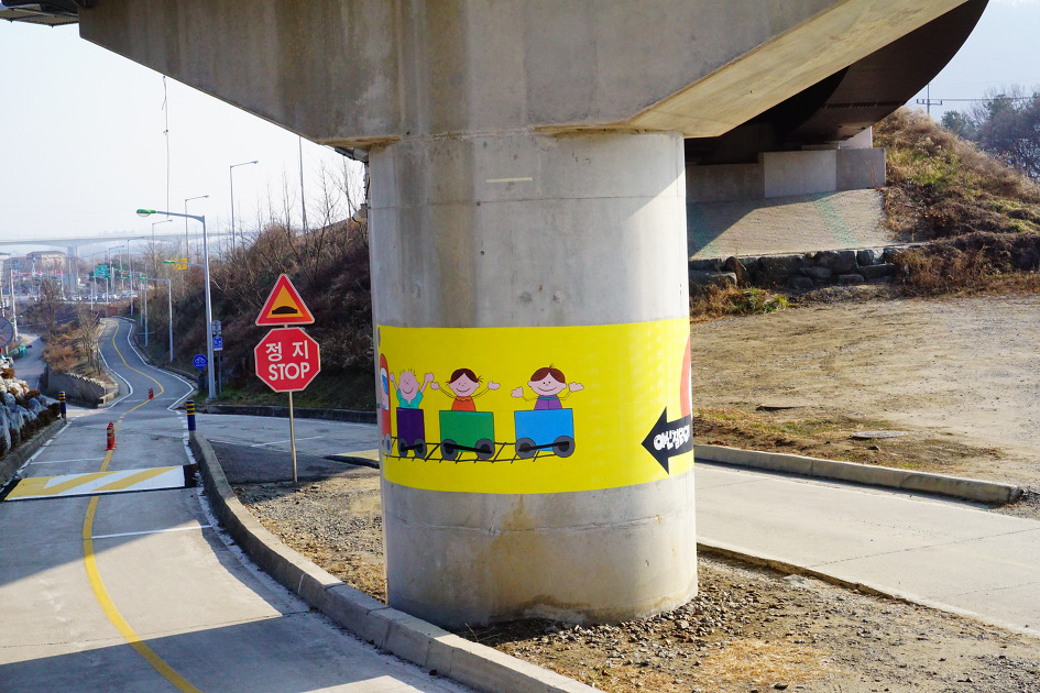 갤러리 쉼터&#44; 고속도로 교각&#44; 노란 페인트칠에 어린이그림이 그려져 있네요&#44;