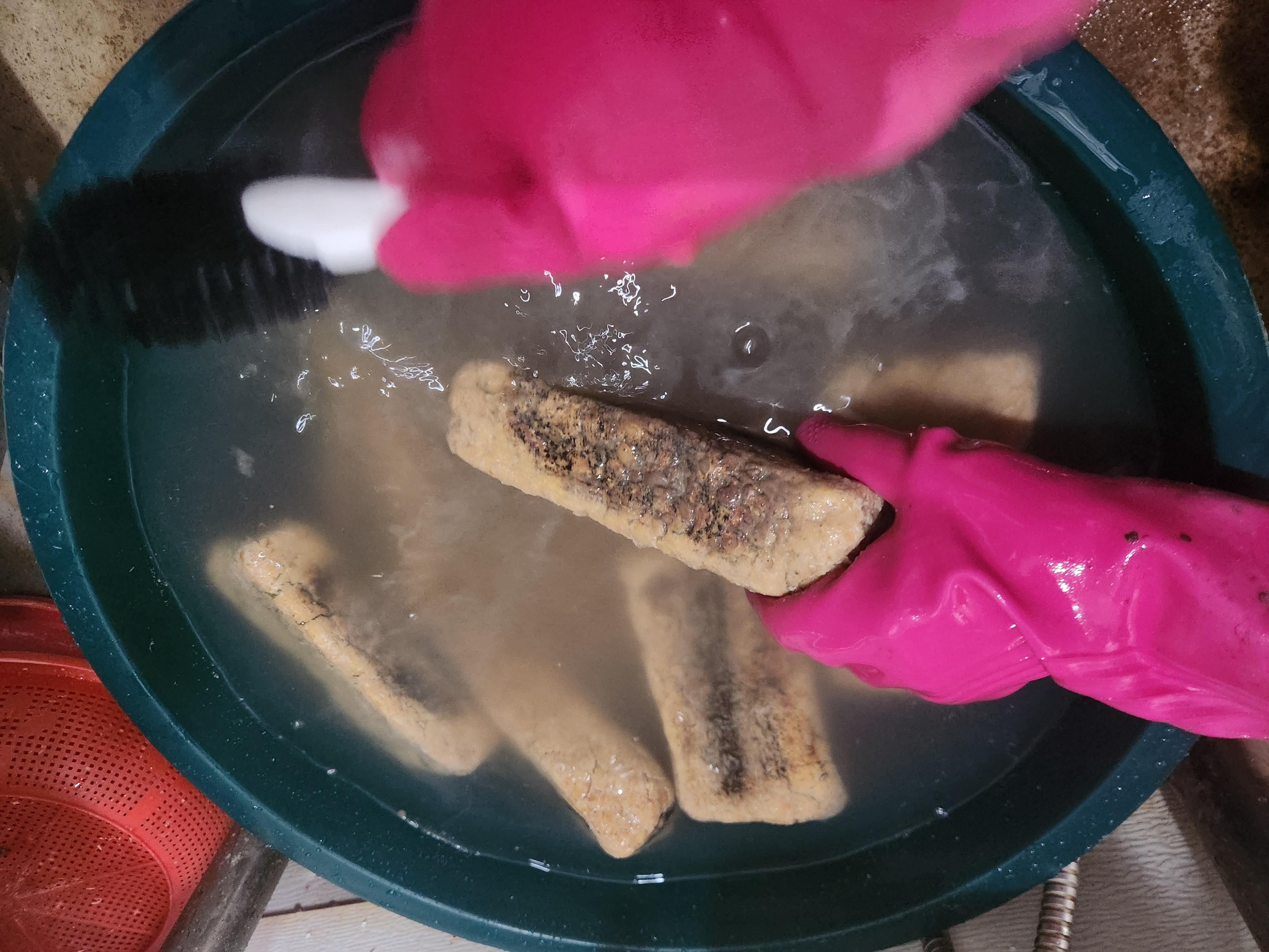 집에서 쉽게 따라할 수 있는 메주로 장 담그는 방법 - 메주 씻어 주기 집에서 쉽게 따라할 수 있는 메주로 장 담그는 방법 - 메주 씻어 주기