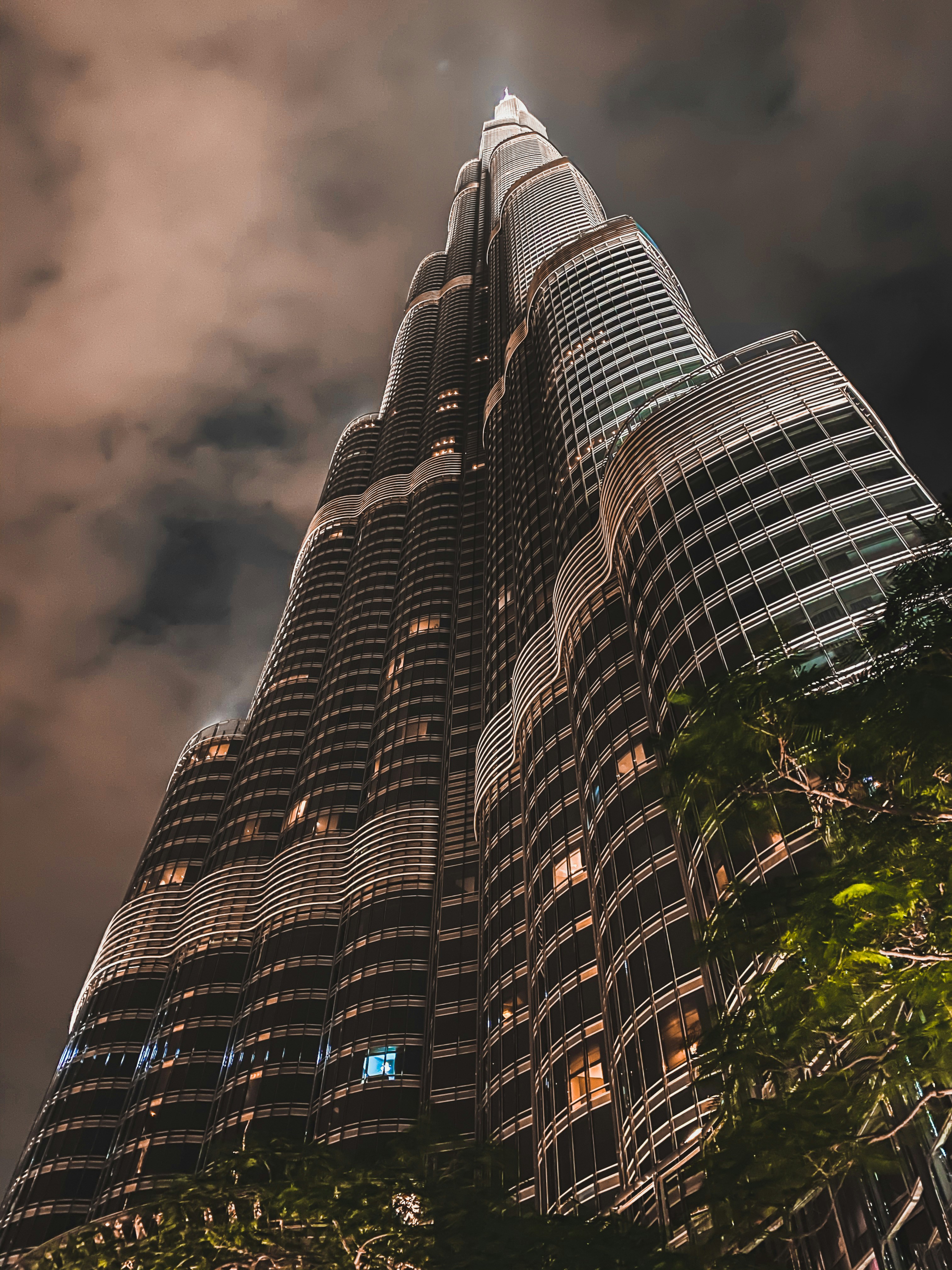 SOM이 설계한 세계 최고의 높이를 자랑하는 두바이의 부르즈 칼리파 외관 모습