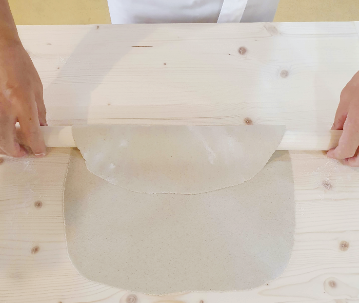 메밀가루로 국수를 만들어 손으로 펴고 잘라 소바를 만드는 과정입니다. 사진은 대한민국 키리안 소바의 혼노시 과정입니다.