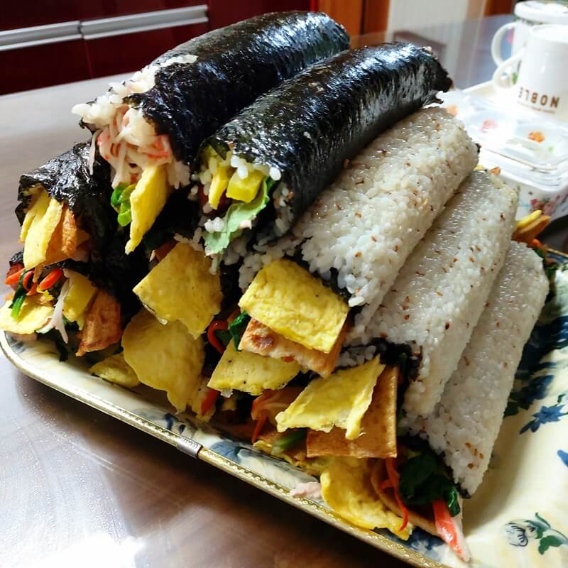 집에서 만들어 먹은 4가지 김밥 다 싸놓은 사진