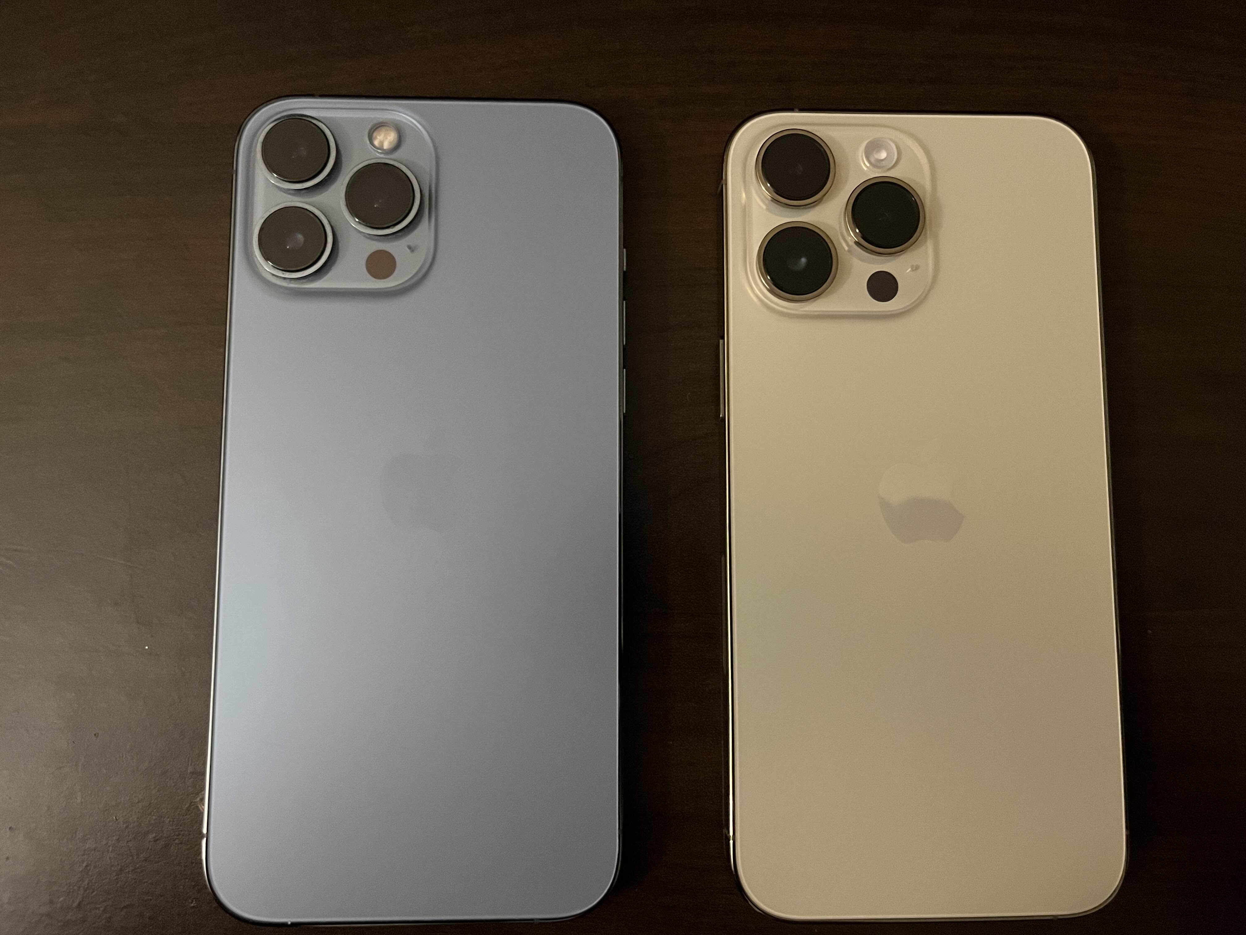 iPhone 13 Pro Max 와 iPhone 14 Pro Max 뒷모습입니다.