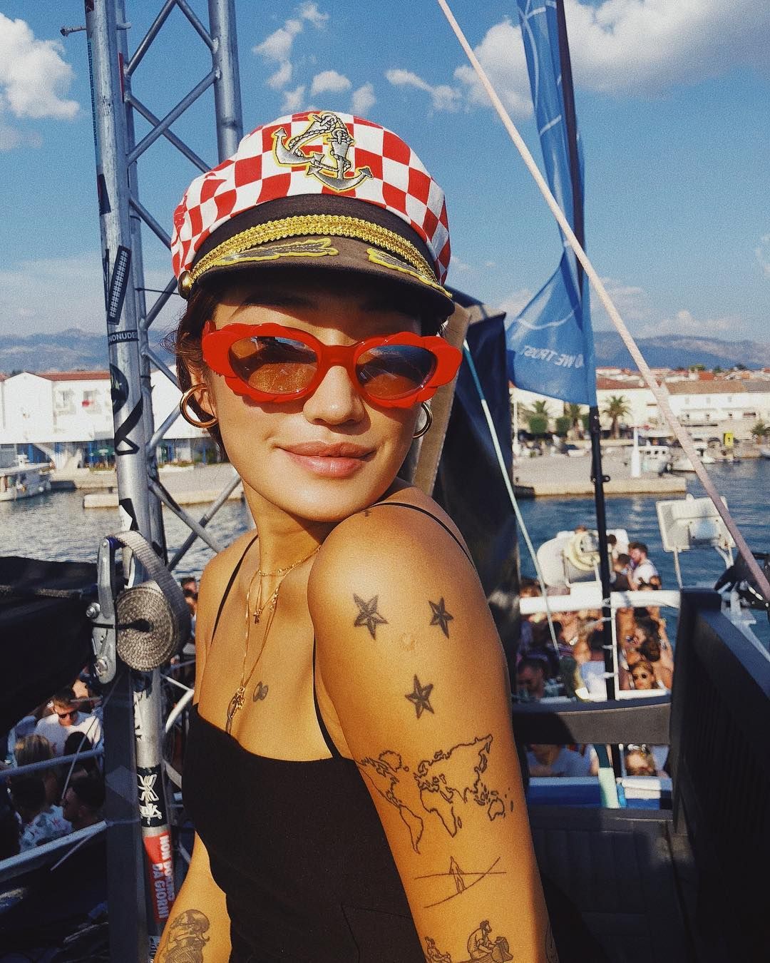 Peggy Gou 페기 구 with small tattoos - tri line tattoo's edition