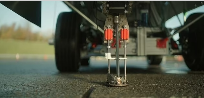 세계 최초의 포트홀 로봇 VIDEO: Futuristic robot hits the roads in Hertfordshire to fill pesky potholes