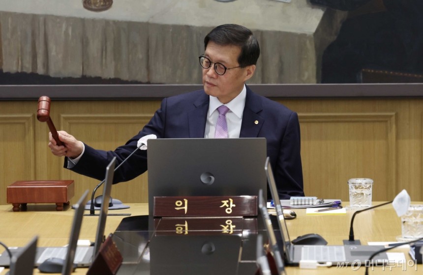 이창용 한국은행 총재가 11일 서울 중구 한국은행에서 열린 금융통화위원회에서 의사봉을 두드리고 있다.