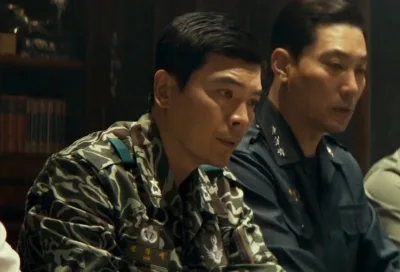 군복을 입고 앉아 있는 영화 서울의 봄에서 김창세를 연기하는 김성오