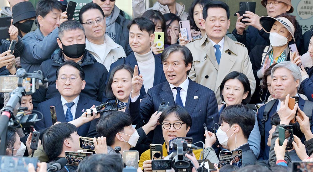 광주를 방문한 조국혁신당 조국 대표가 14일 오후 동구 충장로 우체국 앞에서 연설하고 있다./광주매일신문