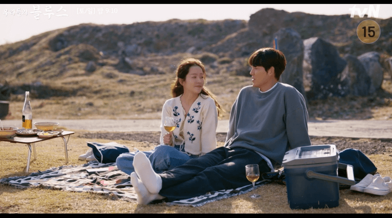 정준과 영옥이 가파도 바다를 바라보면서 돗자리를 깔고 데이트를 즐기고 있는데요 너무 편해보이는 두 사람 스틸컷