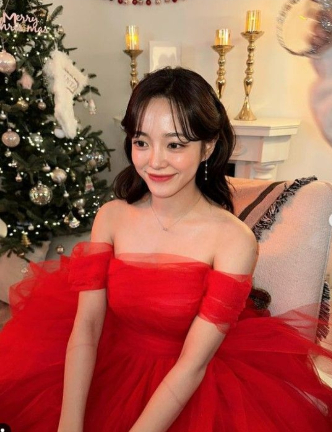  김세정, 레드 드레스 입고 볼륨 몸매 자랑...크리스마스 여신