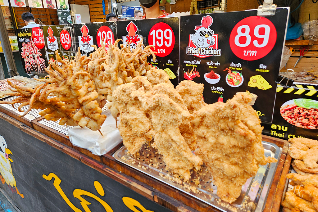 태국 방콕 쩟페어 야시장 (Jodd Fairs / จ๊อด แฟร์) 오징어 튀김 및 닭고기 튀김 등