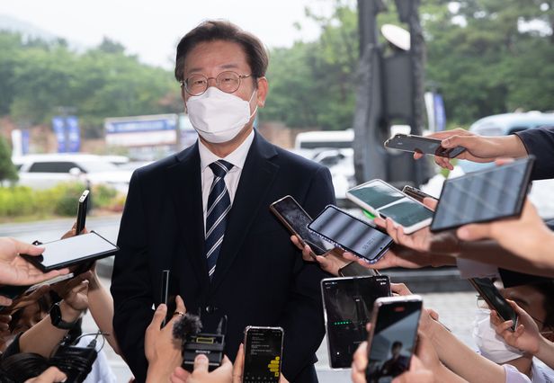 이재명, 성남시장 시절 동시에 공용폰 3개 사용 비정상적 인수위 측 기기 고장을 핑계 삼아도 너무 자주 교체하고, 동시에 많이 사용 동일번호 휴대전화 6대 총 7대를 썼다 배모씨 9대