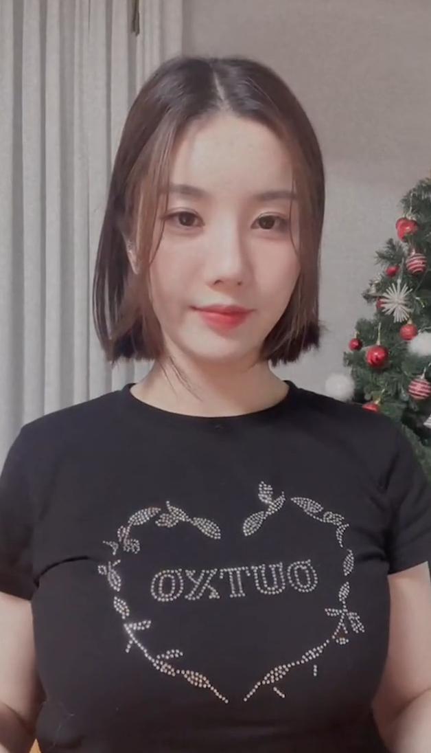  권은비 검은티 묵직한 볼륨 움짤 gif