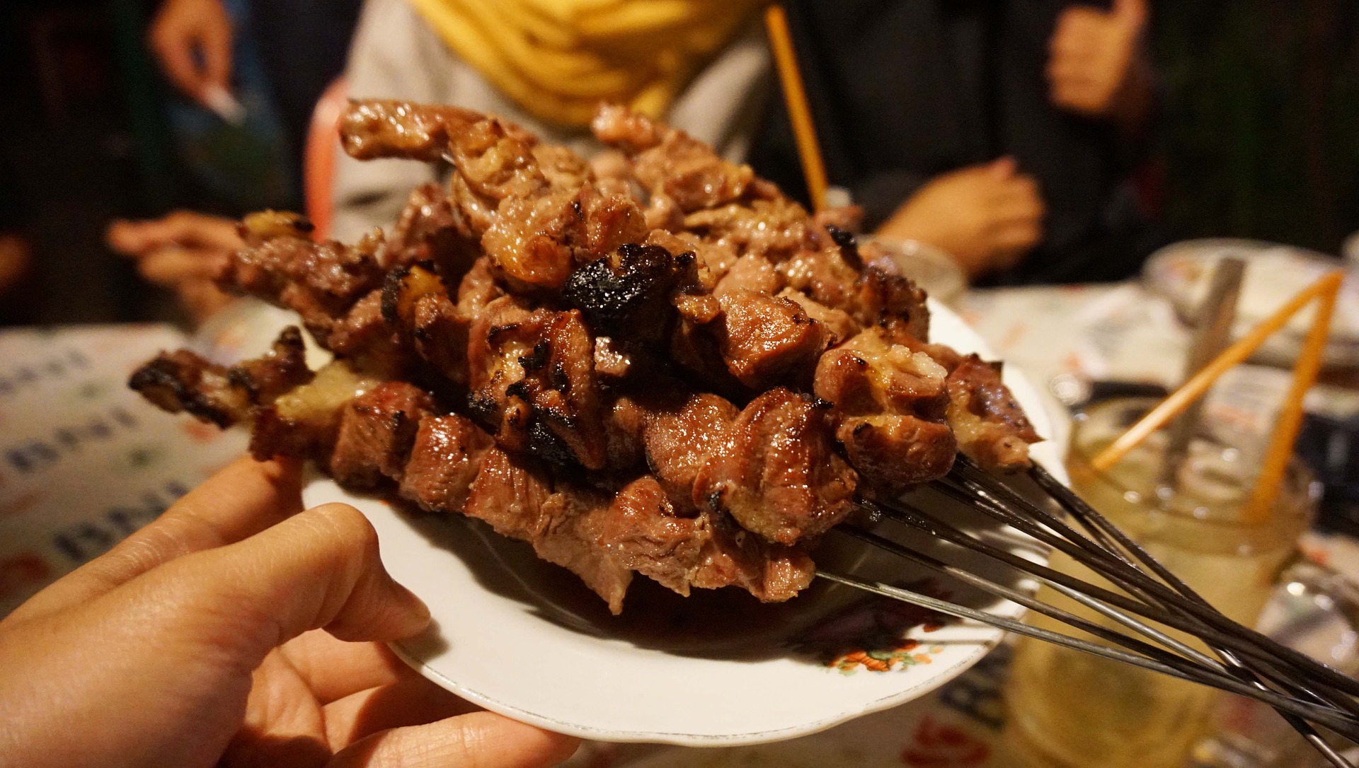 숯불에 구운 꼬치구이가 담긴 접시