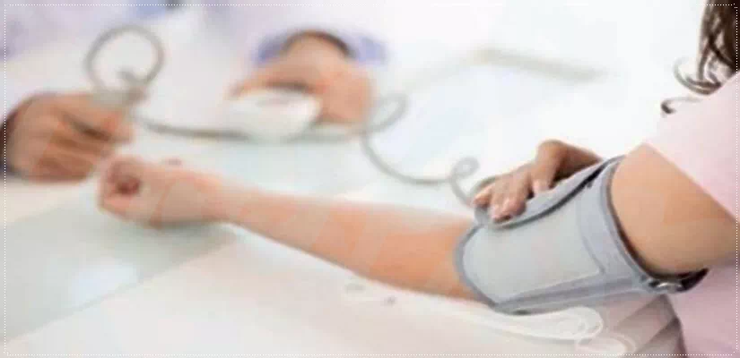 혈압을 측정하는 여성