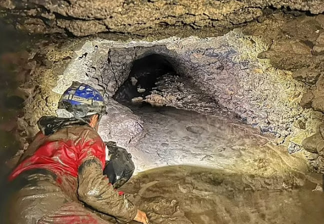 로마 검투사들이 죽을 때 관중들이 먹었던 것들 VIDEO: Archaeologists explore the drainage system under the Colosseum