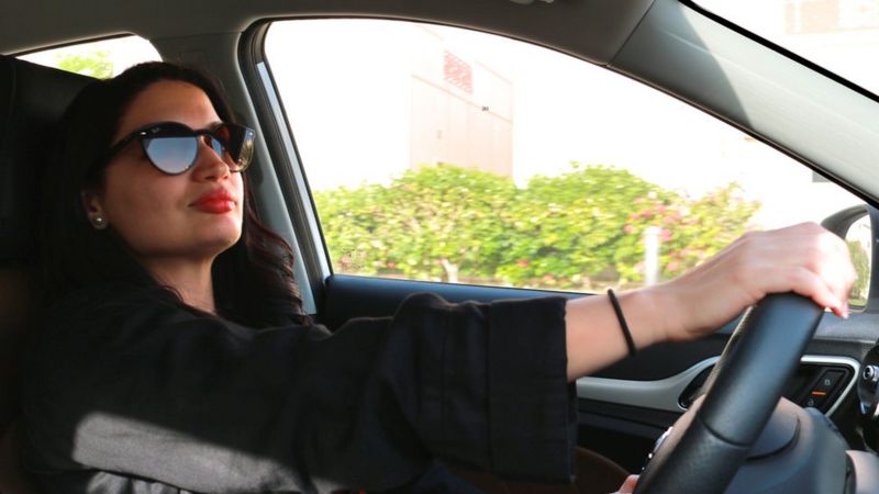 운전하는 사우디 여성(사진 출처: BBC)