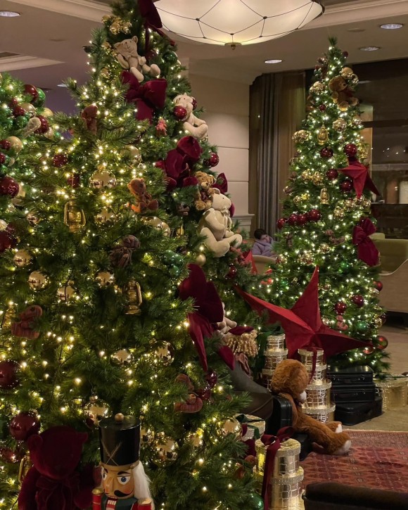 Christmas Tree in Lobby
로비에 설치된 크리스마스 트리
