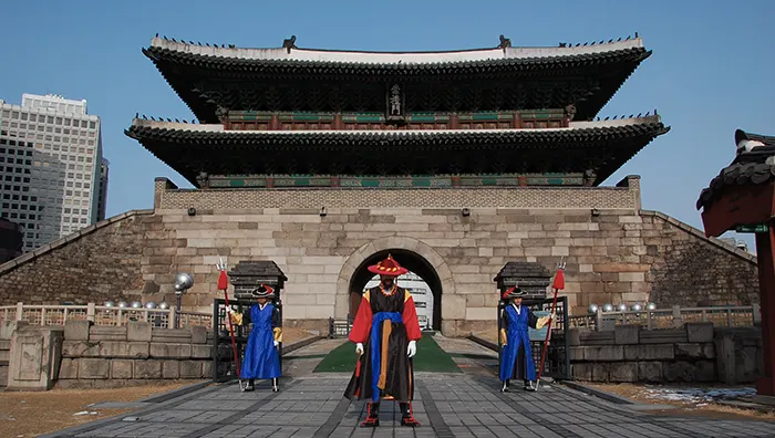 숭례문 앞에 조선시대 복장의 경비원들