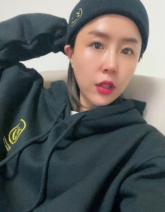  신지, 살 어디까지 빠지는 거야..베일듯한 턱선 깜짝 "시크한 척"