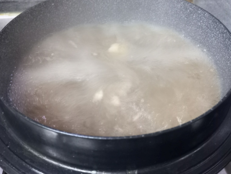 소고기 푹 끓여주는 사진