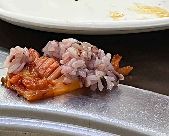 밥과 김치를 떨어뜨림