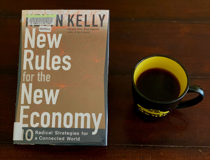 새로운 경제 규칙 / 케빈 켈리 / New Rules for the New Economy by Kevin Kelly 의 책과 한잔의 커피잔