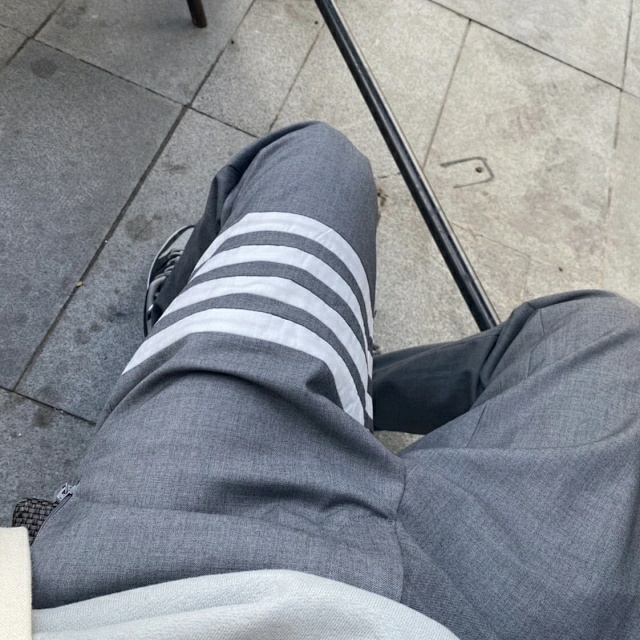 [THOM BROWNE] 톰브라운 미디엄 그레이 플레인 위브 수트 스냅 프런트 트랙 팬츠 MTT012A06146035