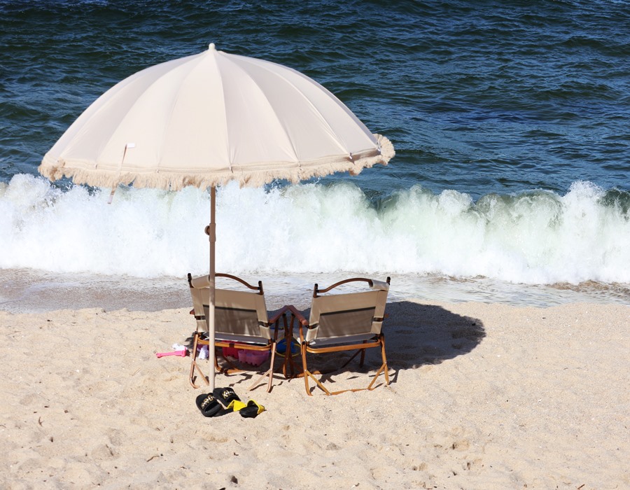 사근진해변-갬성사진을-찍기위해-의자와-파라솔로-해변가에-치장