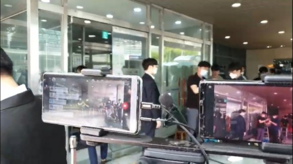 서울시청 앞 박원순 분향소 앞 성창경TV서울대병원 장례식장 주차장에 마련된 강용석·김용호·김세석·김용호·양평의 집. 유튜브 ON. 2020년 7월 11일 2시 30분 46