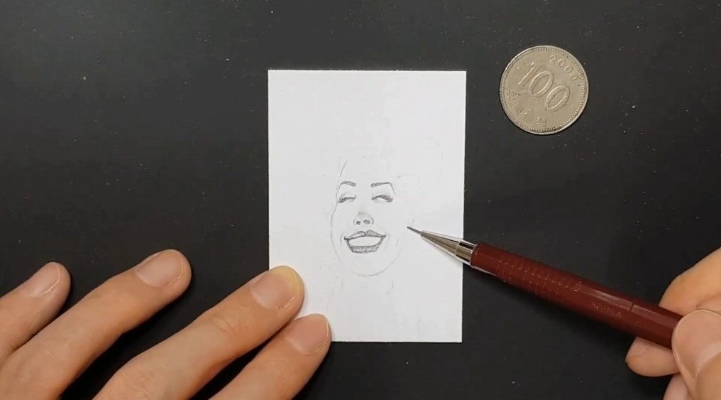 얼굴 라인을 그립니다