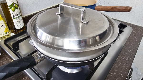 손질한 전복을 찜기에 쪄줍니다.