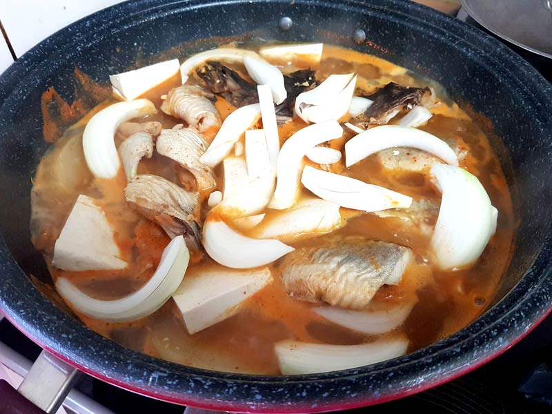 동태찌개에 부재료 넣기