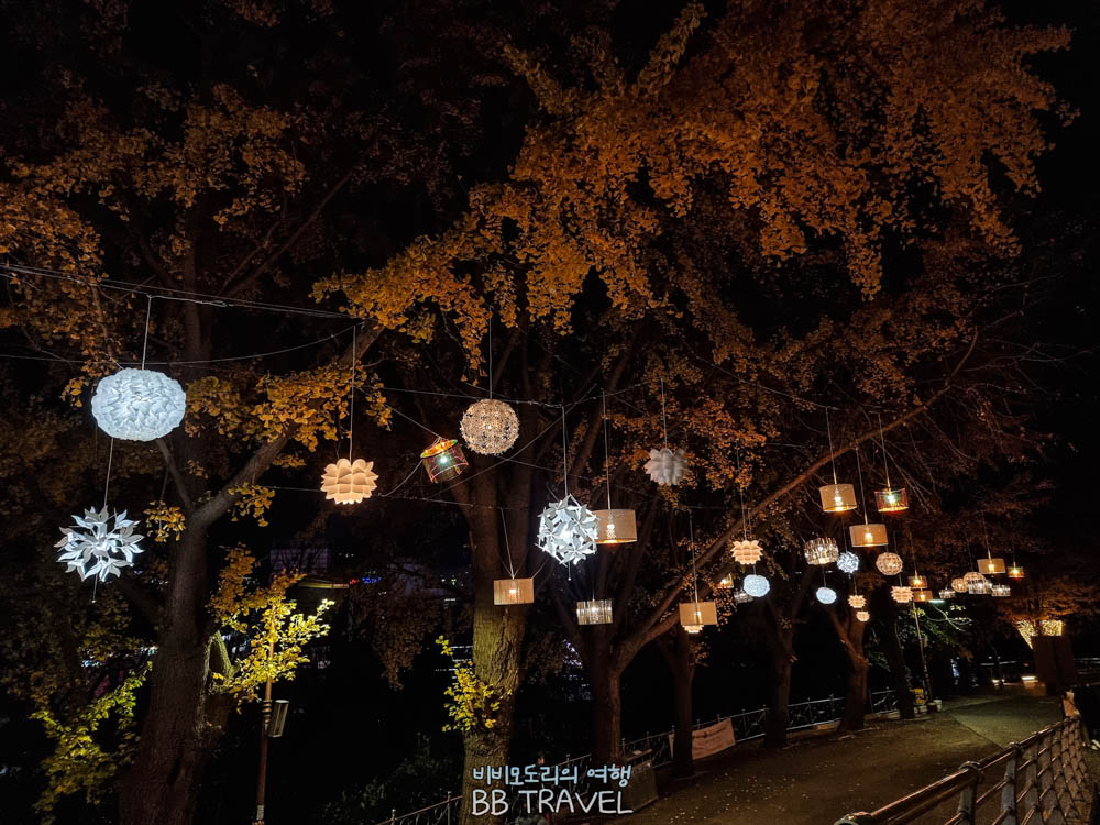 용두산공원 산책로를 따라 수많은 반짝이는 천장조명이 설치되어 있어요
