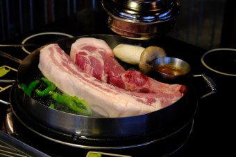 흑돼지 뼈삼겹