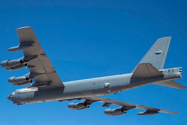 ARRW를 탑재하고 비행시험을 수행하고 있는 B-52 항공기
