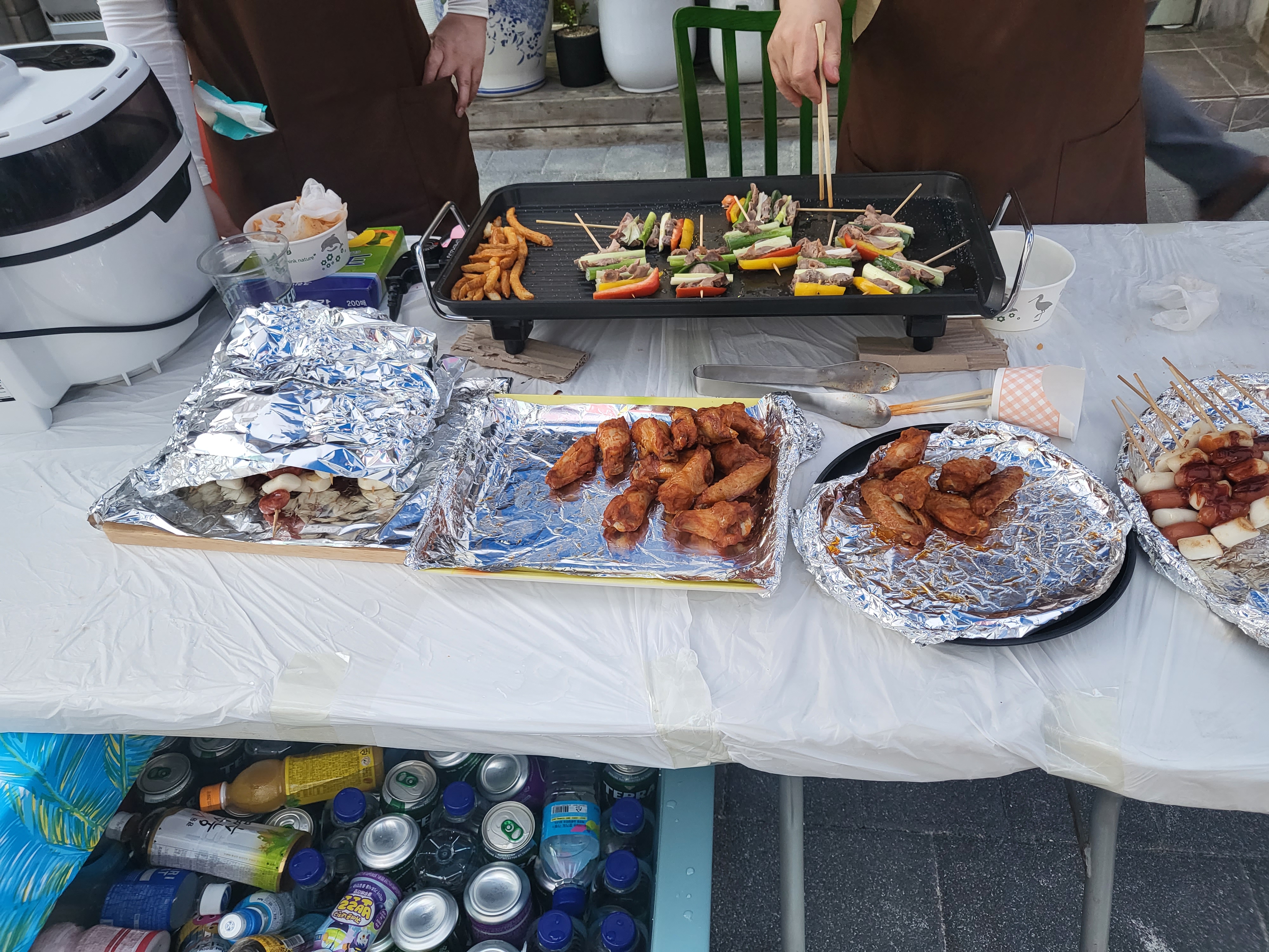 포장마차가 정말 많아서 몇개만 촬영해뒀는데
여기는 닭봉,윙,소떡소떡 등을 아주머니들께서
열심히 굽고 계셨다